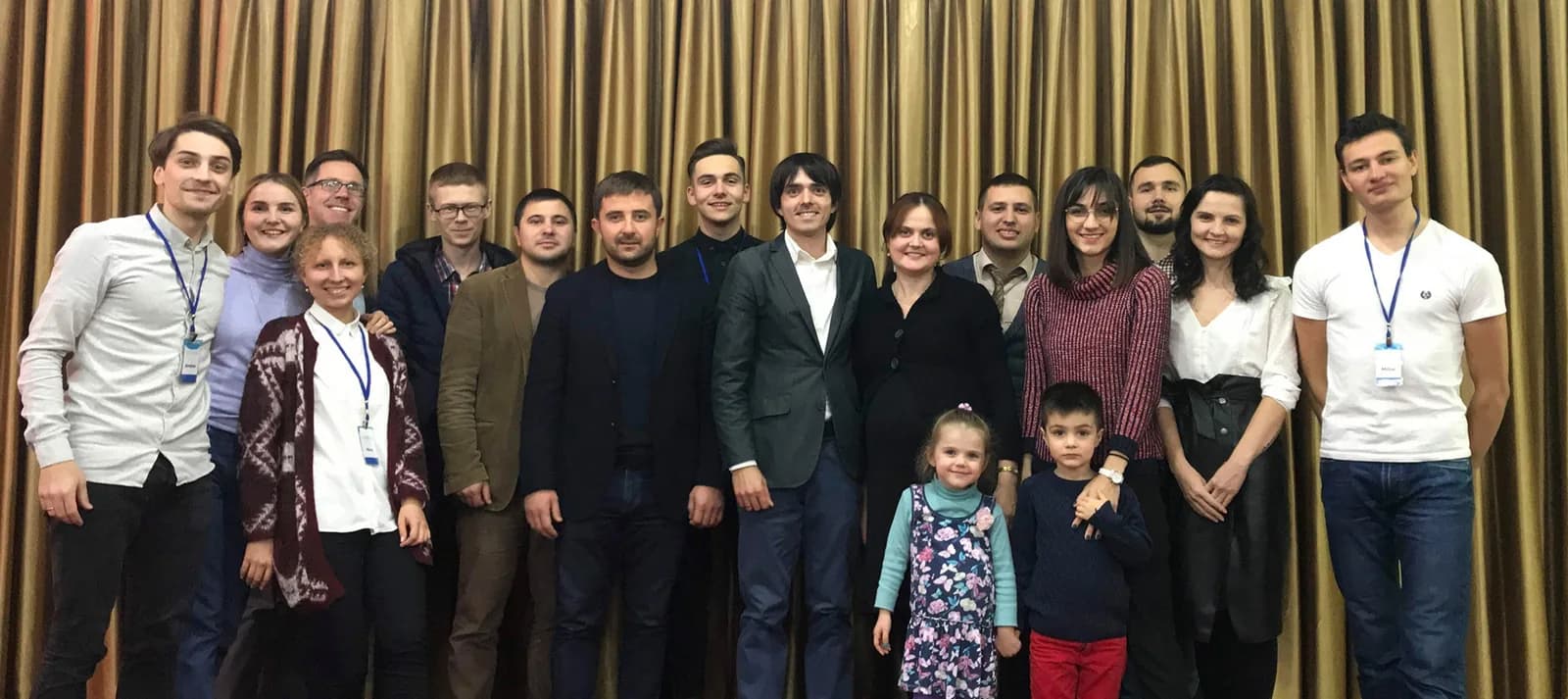 Echipa și clienții CreateGo într-o fotografie de grup